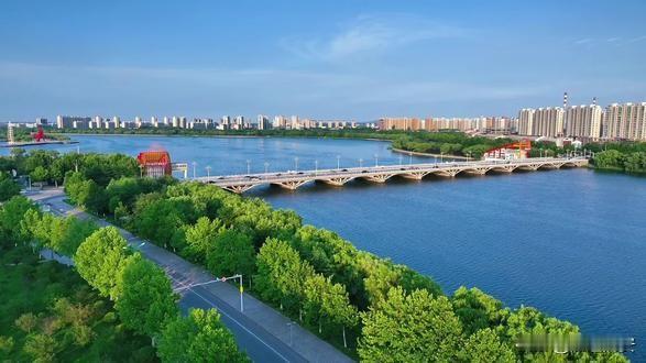诸城的母亲河潍河。潍河是山东半岛大型独流入海河流，境内干流全长78公里，流域面积
