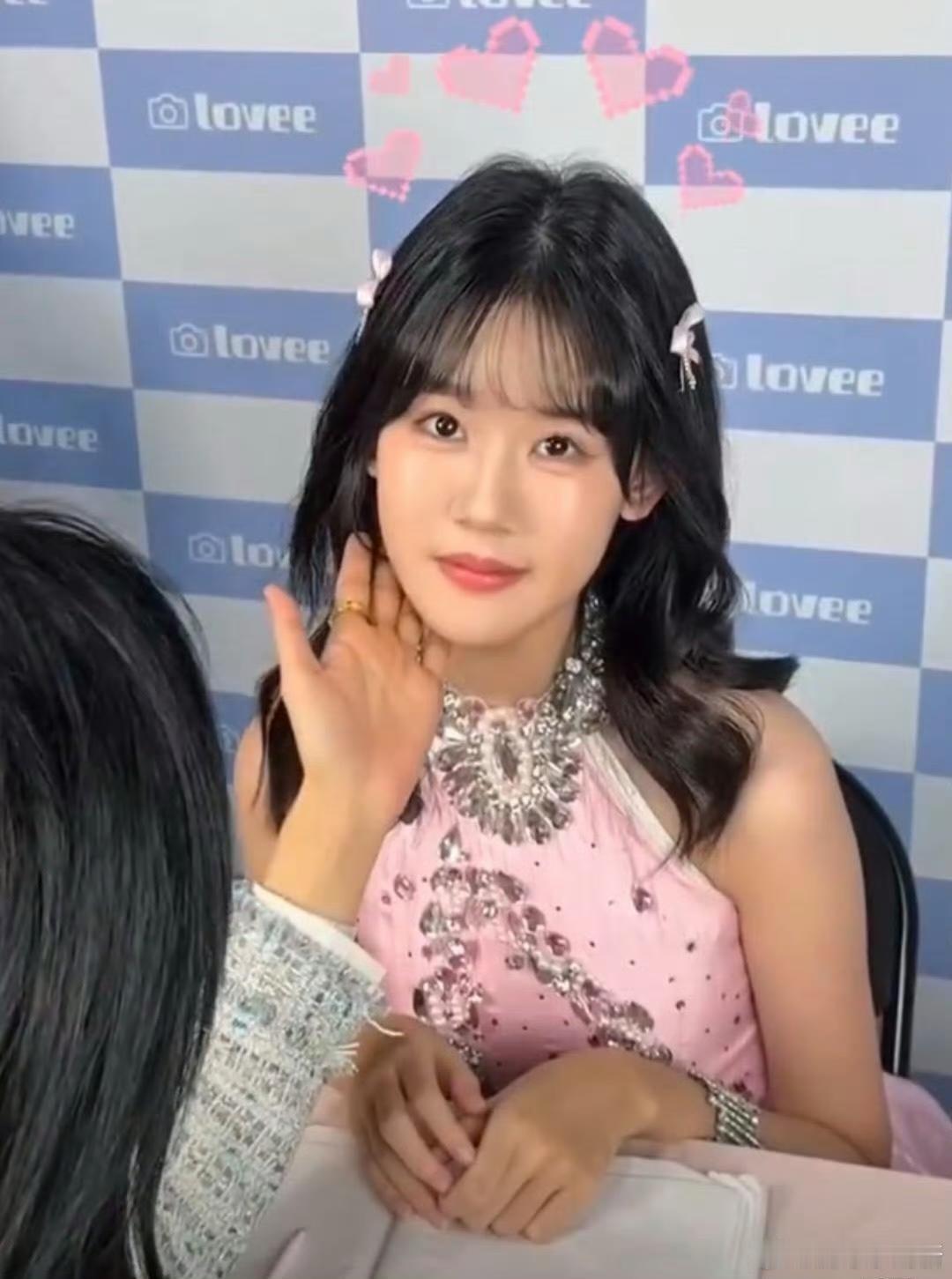 陆毅、鲍蕾为贝儿庆祝17岁生日，贝儿长得比妈妈还高了，五官则遗传爸妈的优点，穿粉