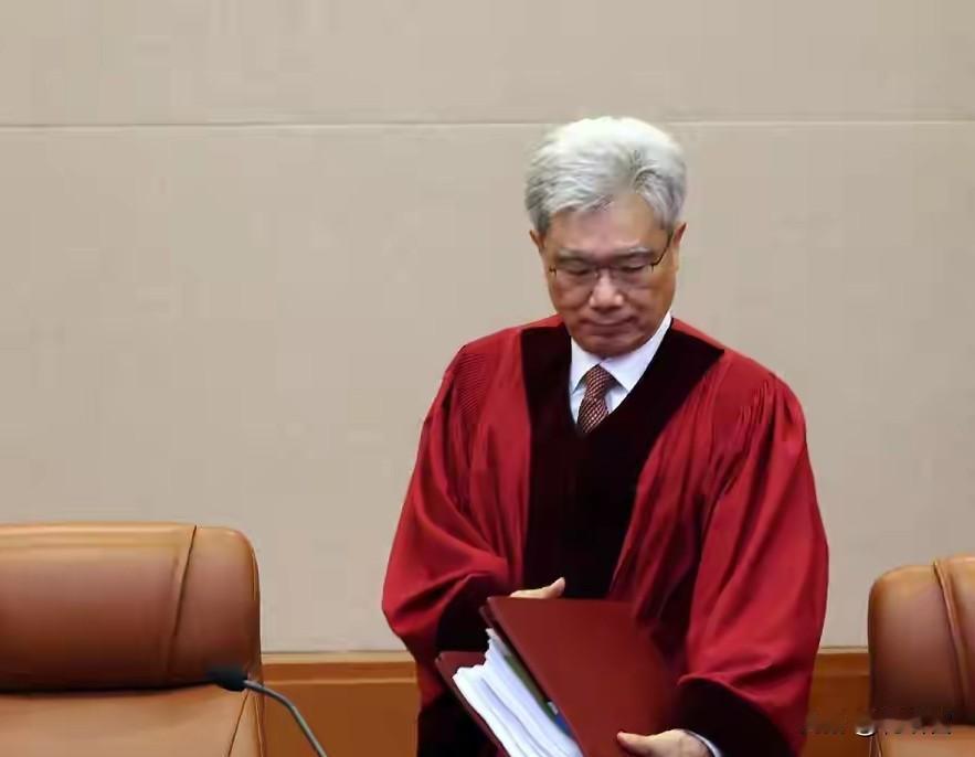 公款旅游？韩国宪法法院院长金相焕，跑去西班牙开会，顺带把老婆带上，老婆的开销，拿