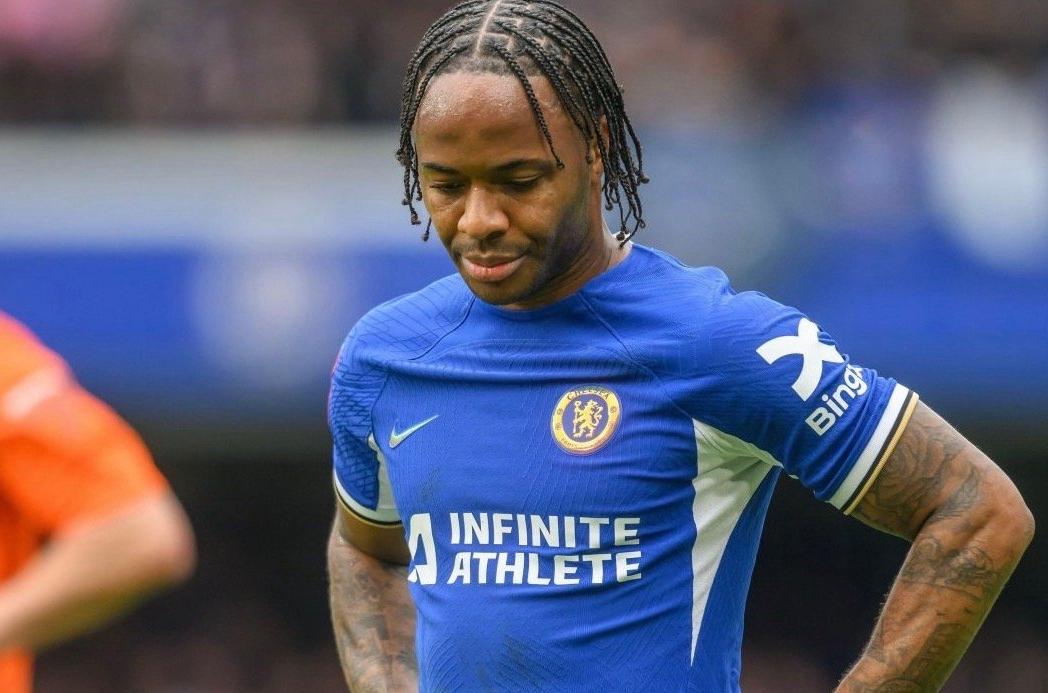 欧洲转会新闻播报！★躺赚模式！切尔西前锋斯特林很可能选择继续留队，但他仍然被