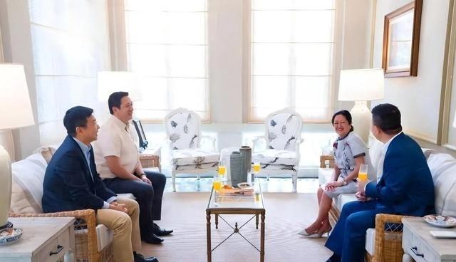 表面摩擦不断，菲律宾第一夫人却主动设宴款待中国新任大使——这顿午餐，很显然不是寻