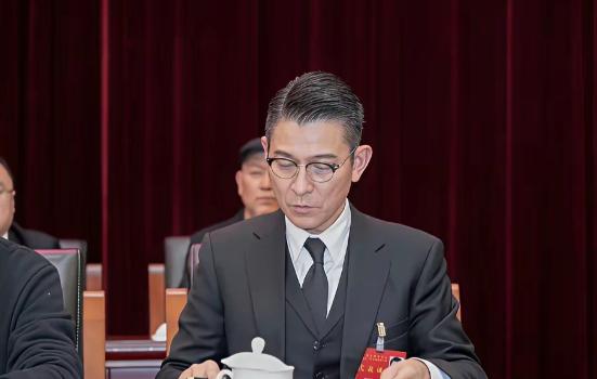 最近的央视《新闻联播》一播，不少人的目光都被这个熟悉的身影吸走了！刘德华西装笔挺