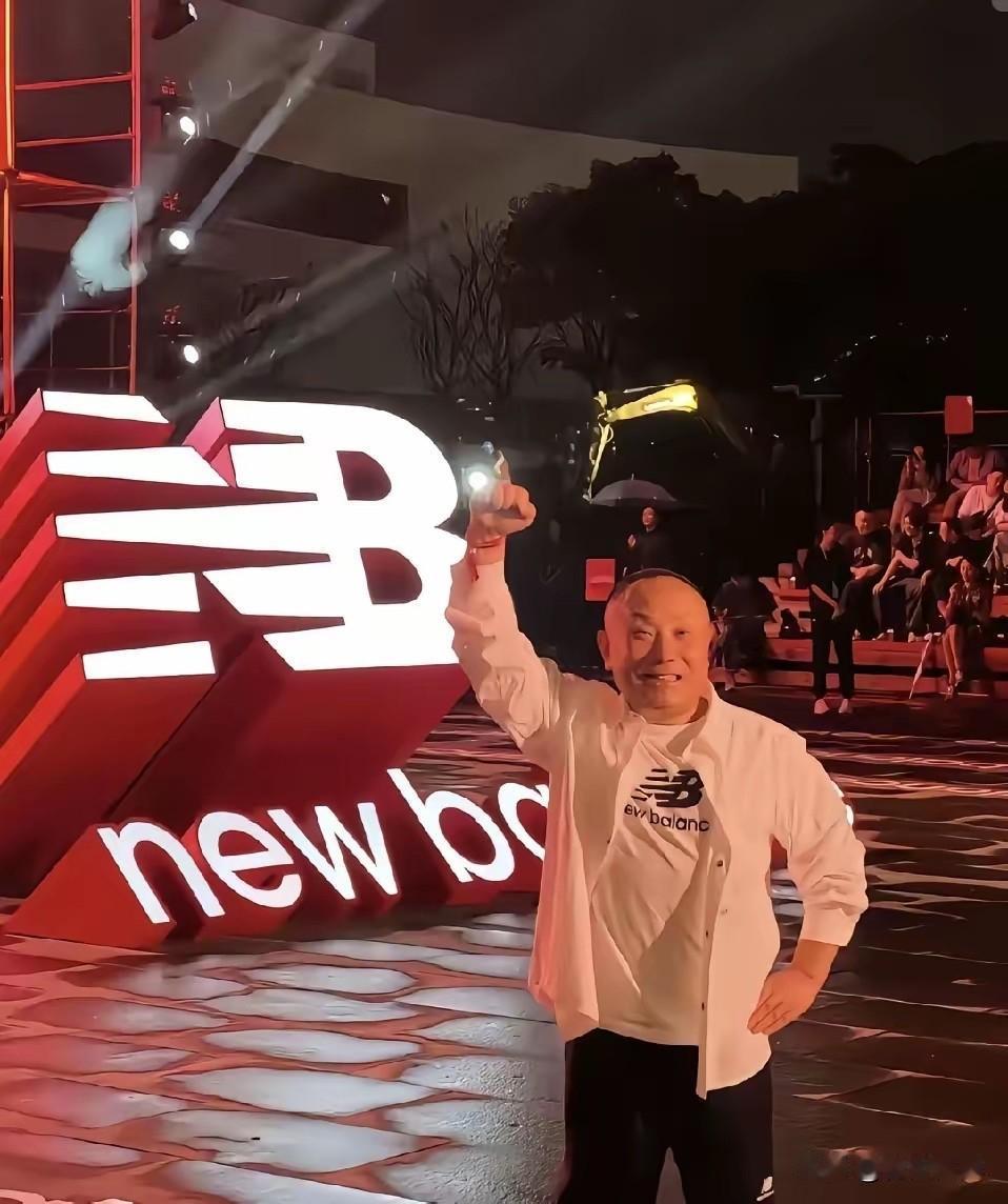 越善良的人，越容易走向极端。严鹏跳下去的地方，是商场负二楼的流水景观区，因为担