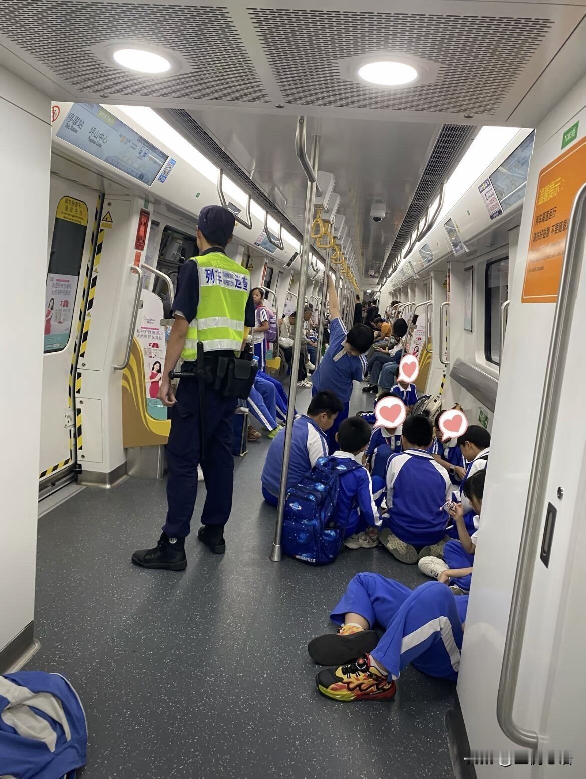 深圳小学生的松弛感，把成年人卷晕了！深圳地铁直接变小学生的“摆烂乐园”🤣
