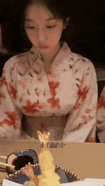 这对双胞胎姐妹太会玩了，姐姐已经结婚，妹妹还是单身，两姐妹穿着一模一样的衣服，扎