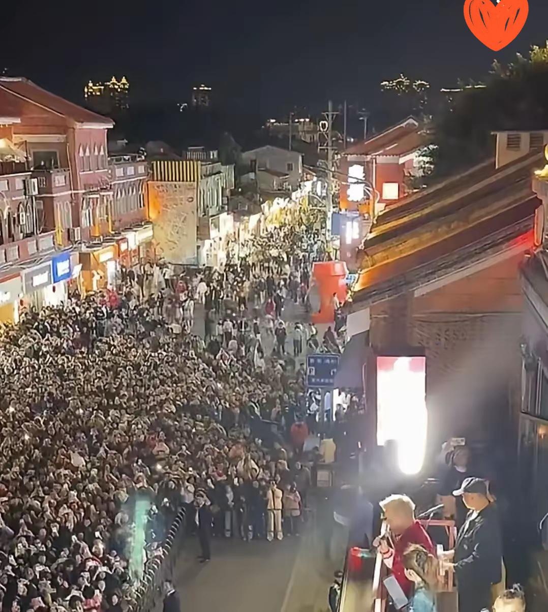 昨晚泉州西街天台可真是热闹非凡，那些之前嘴硬说“任贤齐不可能来”的人，脸估计都被