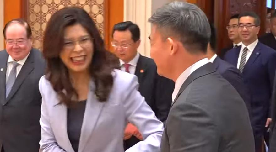 刚刚在看郑丽文参加国台办宋涛主任主持的欢迎晚宴，感觉看起来大家都挺轻松，也挺开心