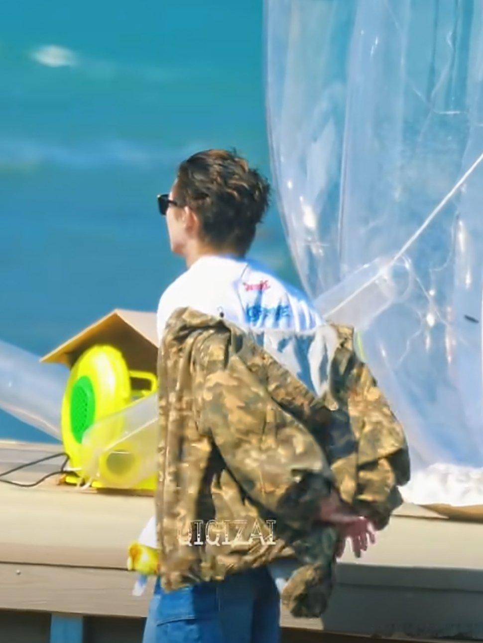 王鹤棣把外套给黄灿灿挡风亲爱的客栈路透王鹤棣把外套脱下来给黄灿灿挡风，这绅士风度