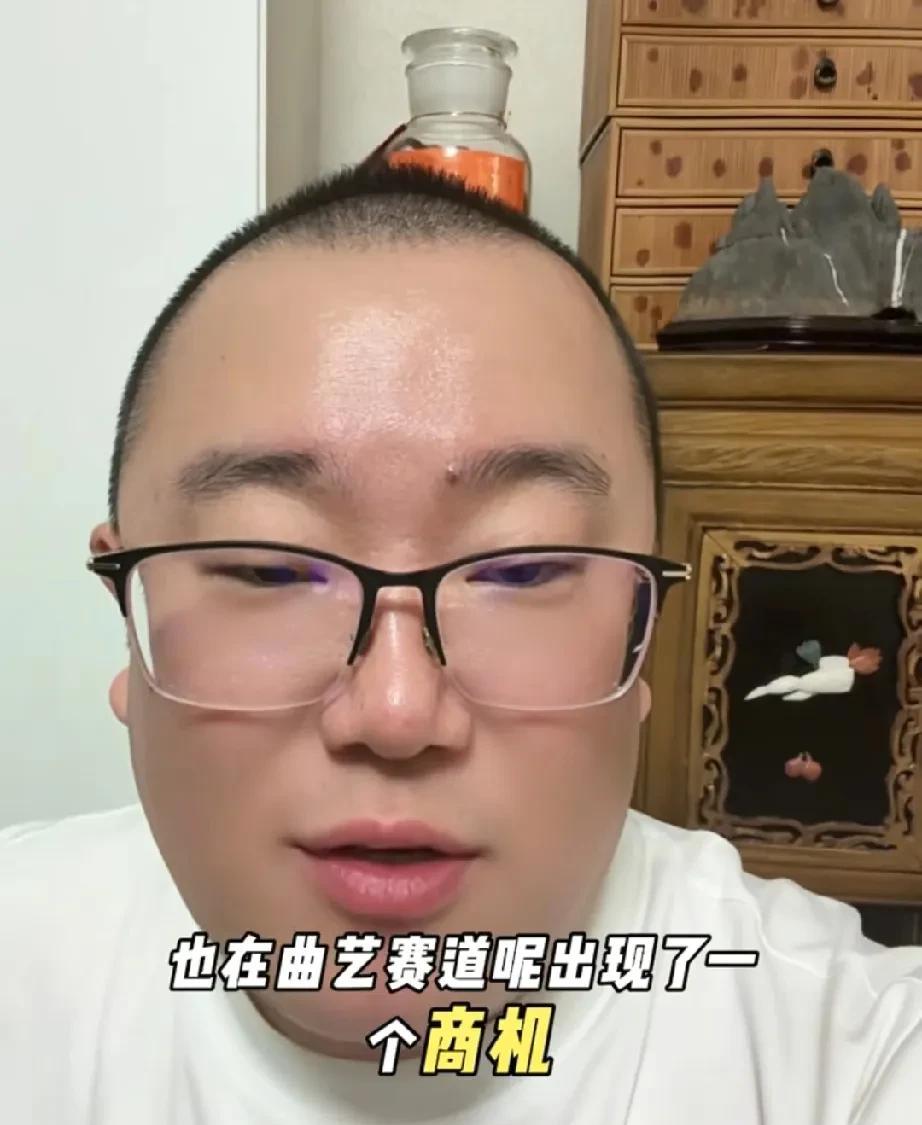 终于让戴九安抓住郑好的笑话了，因为郑好的前徒弟曾经租用过郑好的车跑出租，每月交五