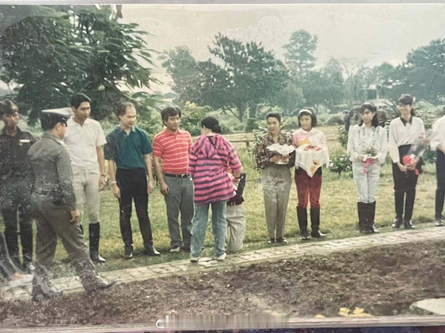 王室王室泰国王室帕公主老照片：皇家牧马队的工作人员发的纪念照片，记录了帕公主童