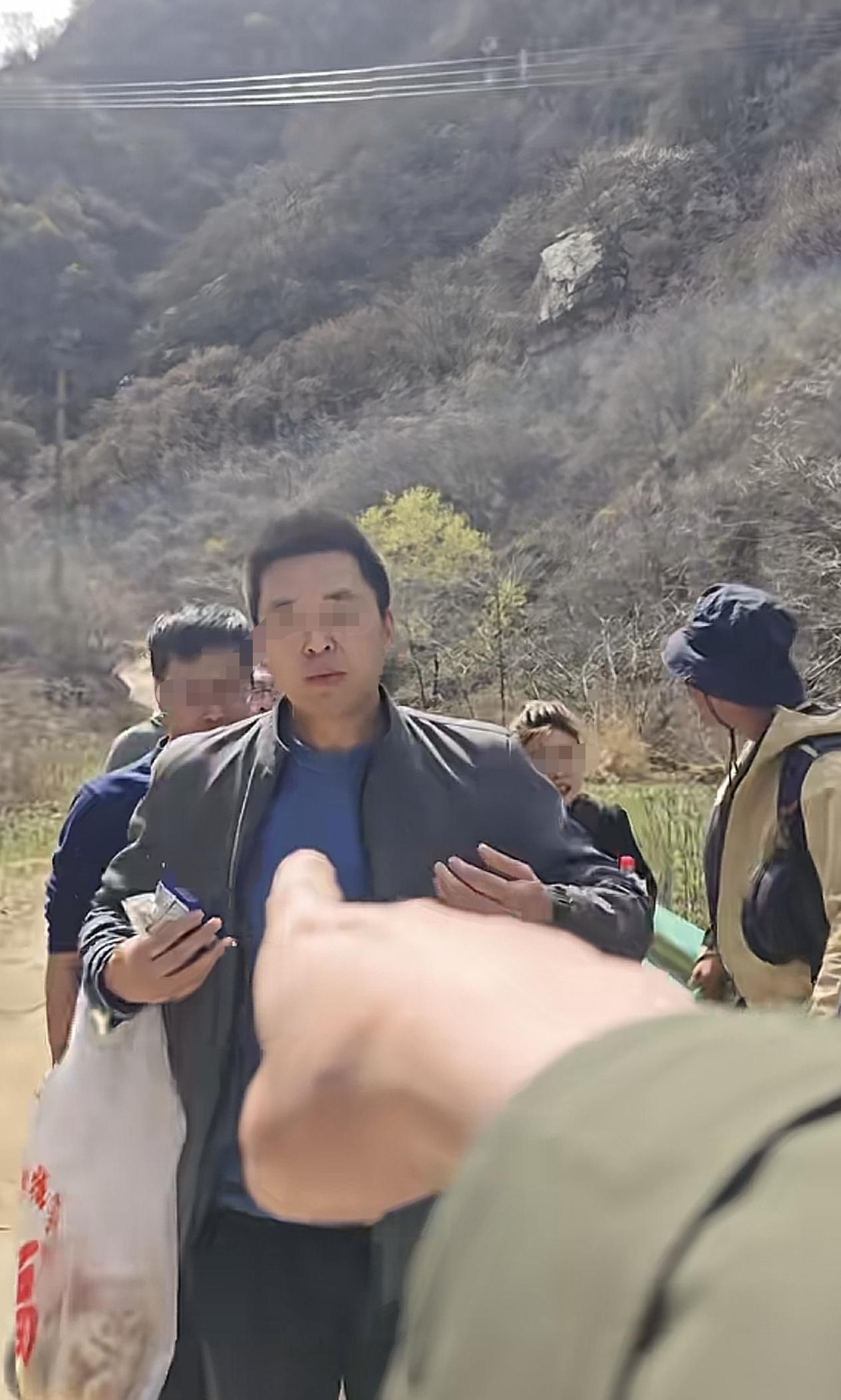 3月22日，陕西西安。网友发布视频，子午峪捡垃圾志愿者提醒阻止游客随手乱丢垃圾险