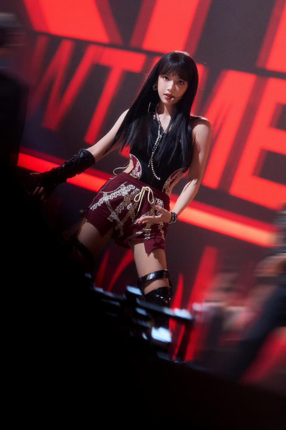 程潇今晚舞台形象超美🖤🎤💃✨️程潇荣耀之翼​​​