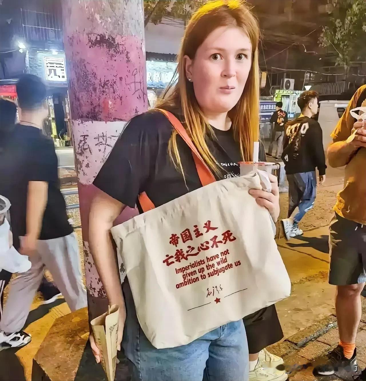 这洋妹子也入乡随俗了！