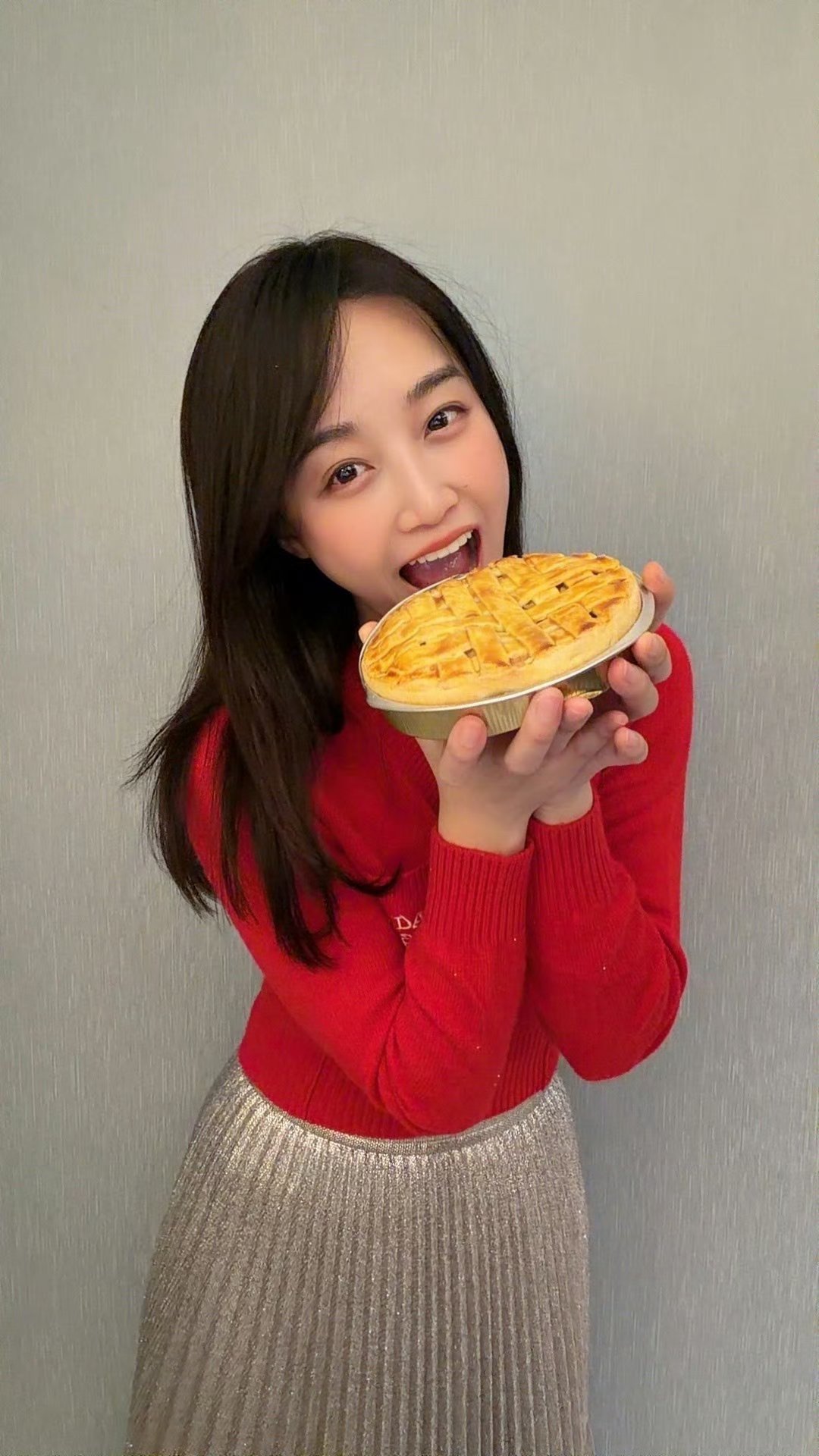 蓝盈莹果然是把哭泣唇练成了微笑唇，这样看起来可爱多了