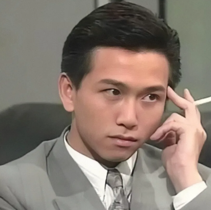 1989年的一天，温兆伦回到家。家人都在看《义不容情》里他谋杀女友的情节，没人理