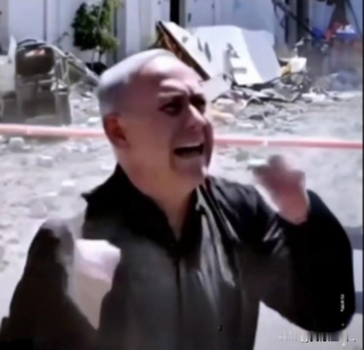 一个小丑出现在国际政治舞台上，他集杀戮、仇恨、报复于一身，还是一根绞屎的棍子，