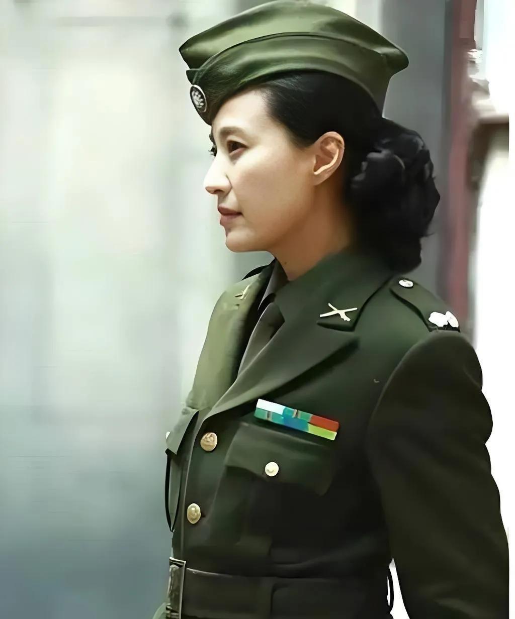 这张照片大多数人看到一定会说是影视剧照，是演员扮演的国民党女军官。事实这是19