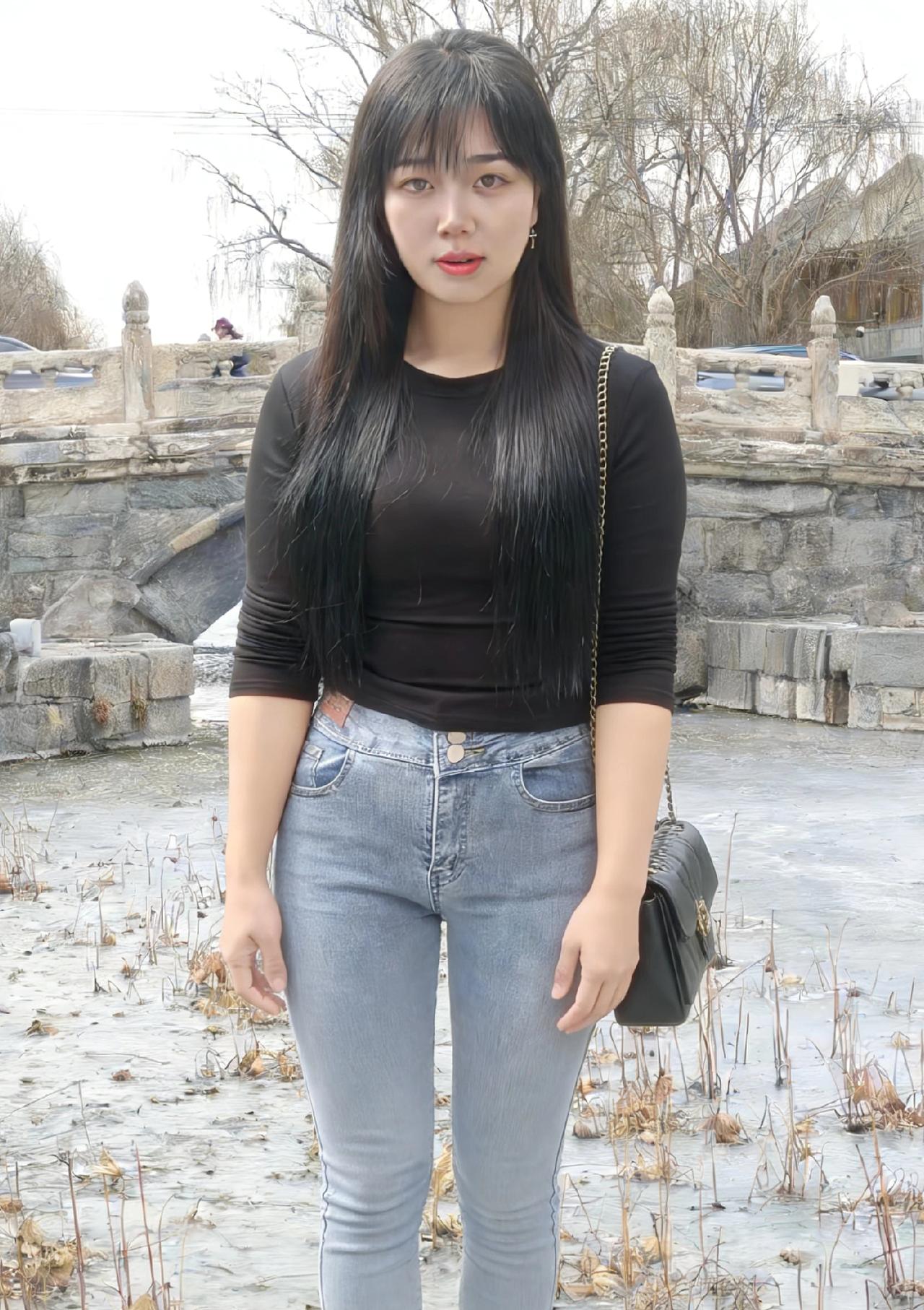 野桥寒，残荷老。黑衫轻，长发垂肩悄。乡路尘痕凝旧貌。风卷衣袂，影瘦霜