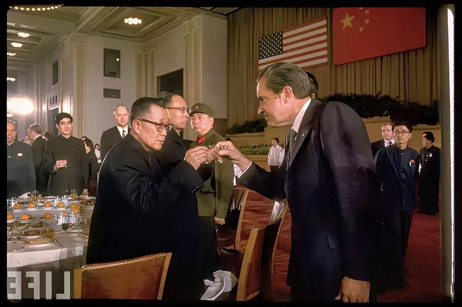 这是1972年，美国总统尼克松访华时，在宴会上与时任全国政协委员的杜聿明碰杯时的