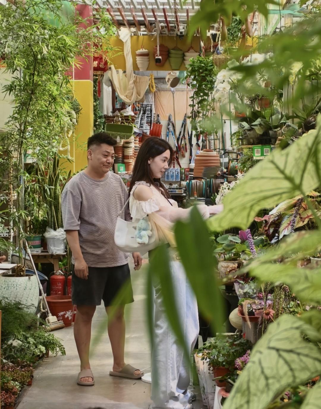 0715陈瑶录制《我家那闺女》路透，素颜也好美，惬意选花中陈瑶我家那闺女