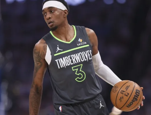 根据美记EvanSidery报道，如果森林狼最终决定将杰登-麦克丹尼尔斯作为交