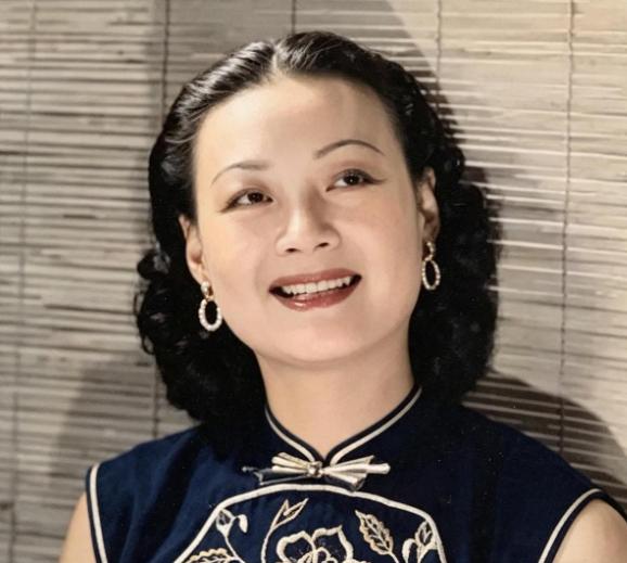 1940年，一位女子千里迢迢赶到延安，排队登记时，她平静地在表格上写下自己的真名