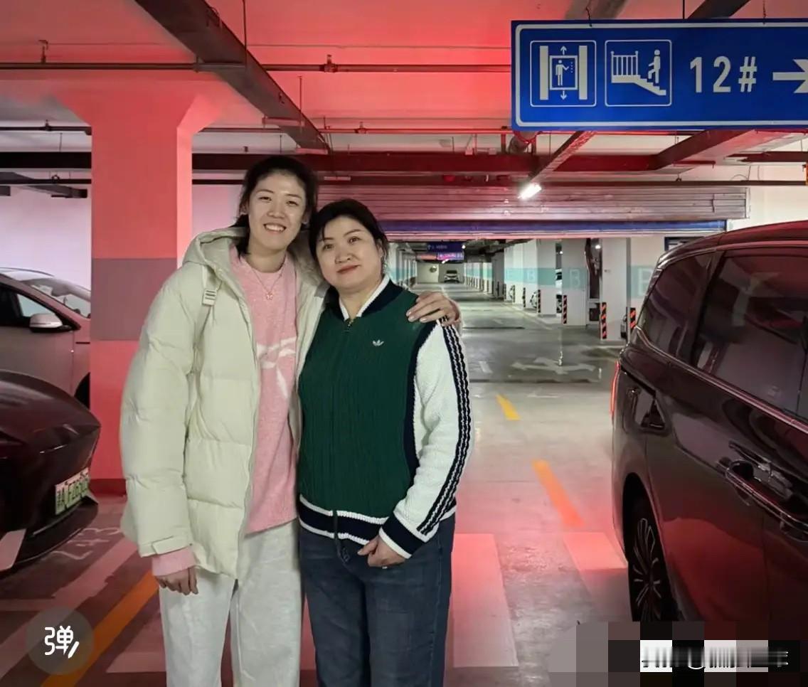 李盈莹出发了！出发了！出发了！真是不容易，有点想流泪啊，妹妹出国打球一波三折，