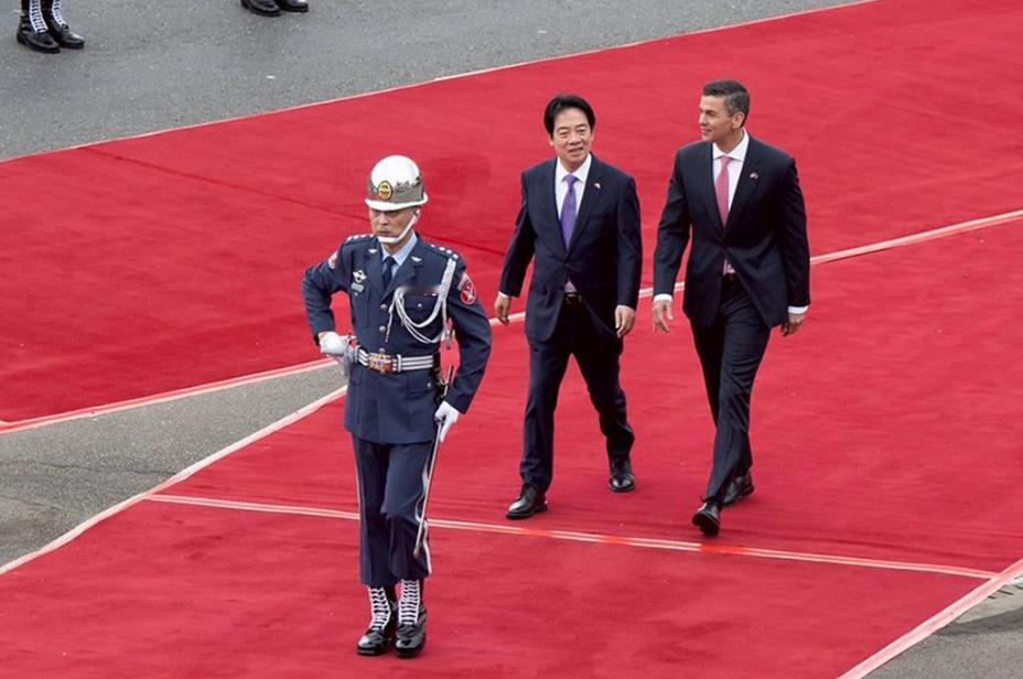 赖清德刚刚又搞了一出“外交”大戏，用最高规格的军礼迎接巴拉圭总统培尼亚，嘴里还念