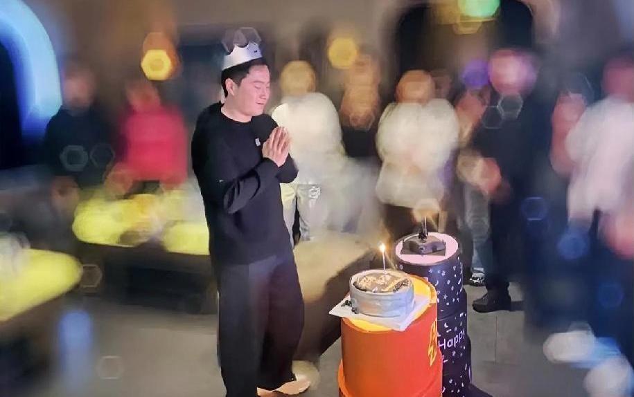 梁靖崑的29岁生日，最抢眼的不是寿星，而是那个黑天鹅蛋糕。一个象征优雅与稀有的