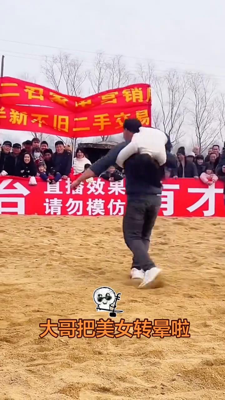 大哥把美女转晕啦。现场朋友来点掌声支持一下，鼓励一下，好吗？这老六我真的服了。