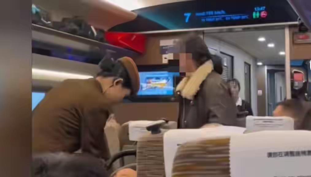 女子用婴儿车占用高铁通道肯定不对，既阻拦了乘客通行，也影响高铁上下车，肯定要依法