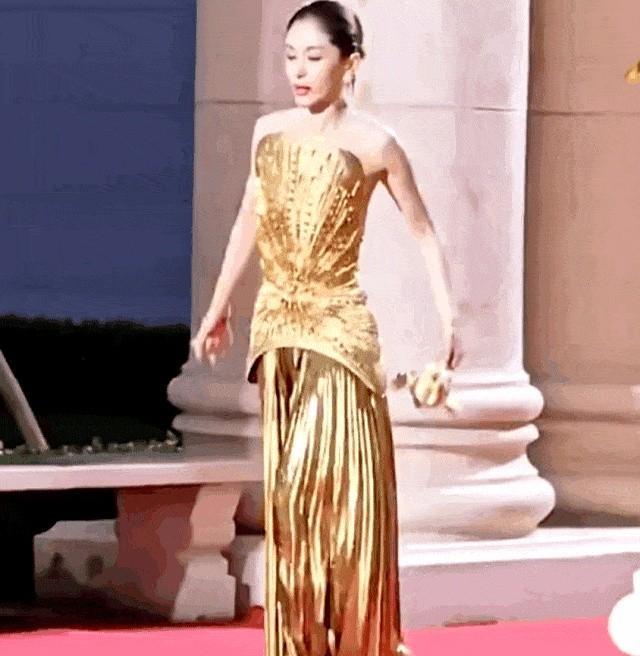 哎呦喂，昨天红毯上王子文可太让人揪心了！踩着“20厘米恨天高”，裹着金光闪闪的