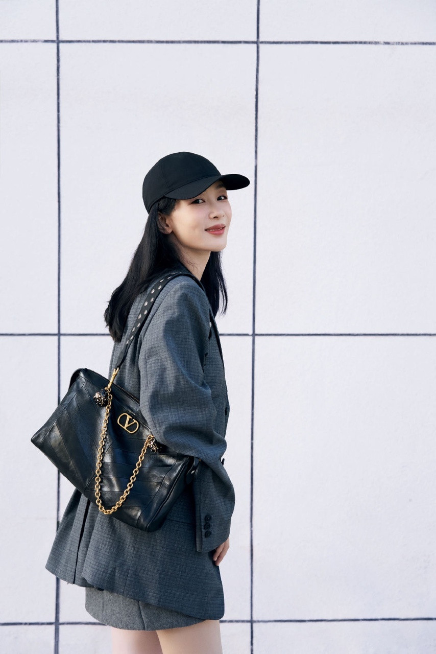 杨紫杨紫灰西装look杨紫灰西装棒球帽杨紫今日份美照来啦！！！​​​