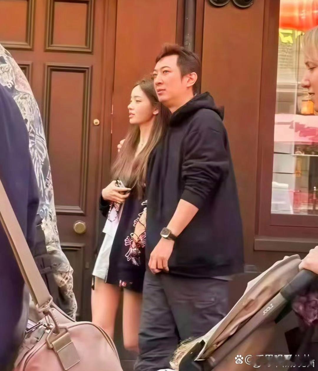 王思聪携女友懒懒现身伦敦唐人街，搭肩同游显亲密，38岁生活重心大转变