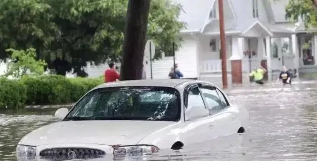 2025年夏天的一场暴雨，可把不少开电动车的车主坑惨了。虽说电车防水性能确实不