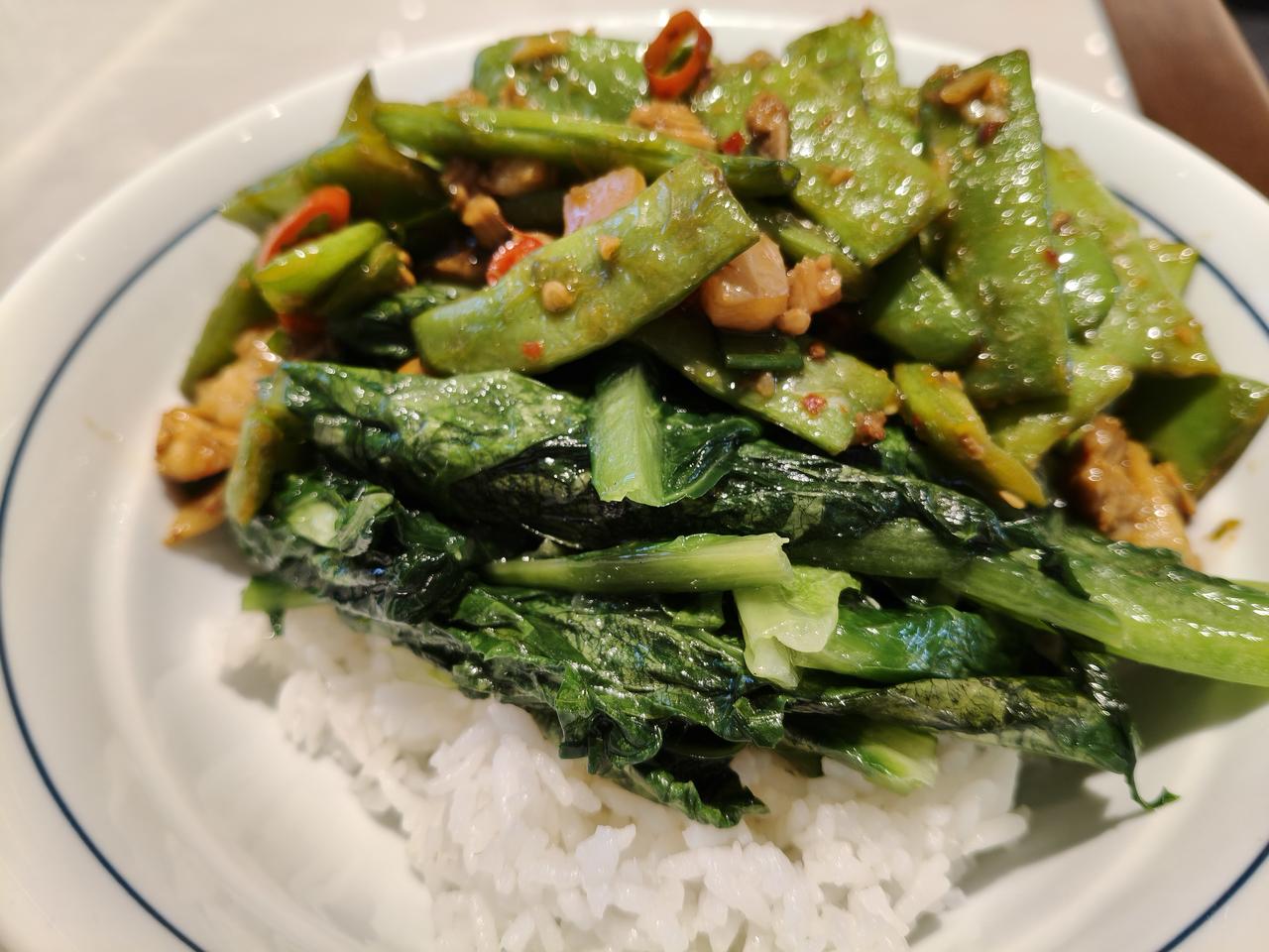 囗舌一新的午餐！今中午的员工餐是素炒油麦菜和芸豆炒腊肉！油