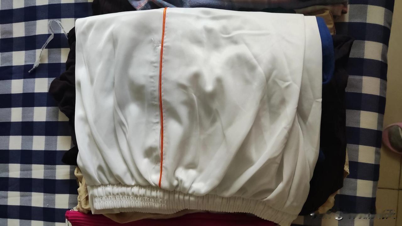 5月3日，又是宅家的一天，断舍离模式开启早就想把不穿的衣服扔掉，一直没有下决