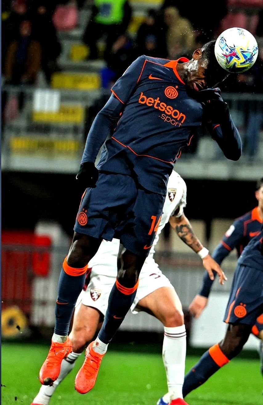 国米主场被占，教练直接把两个U23小孩扔上场踢边路，所有人都以为要完，结果却把都