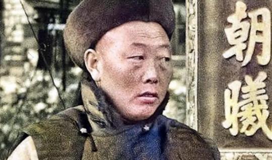 一天，慈禧刚吃完饭，突然想如厕。她抿住嘴“嗯嗯”两声，李莲英瞬间秒懂，他用头顶着