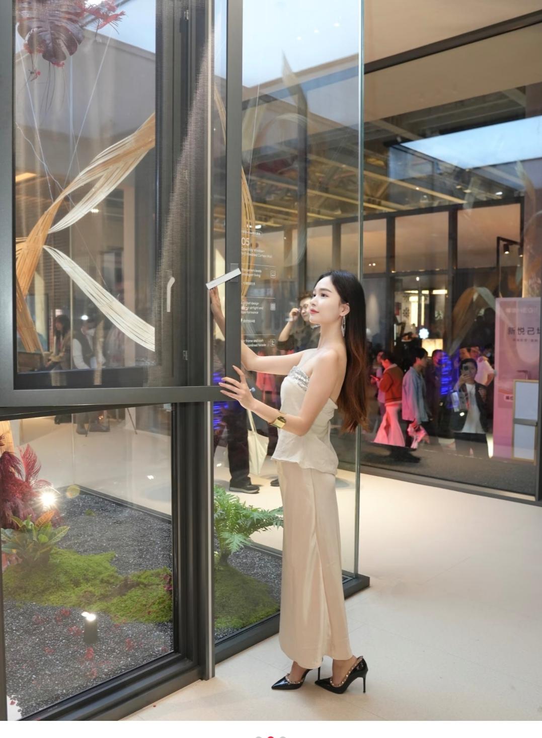 鞋子那么大，怎么走路呀。