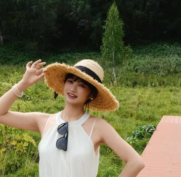 杨瀚森绯闻女友晒出了个人美照。而杨瀚森在下面评论写道：“第六了。”杨瀚森的审美