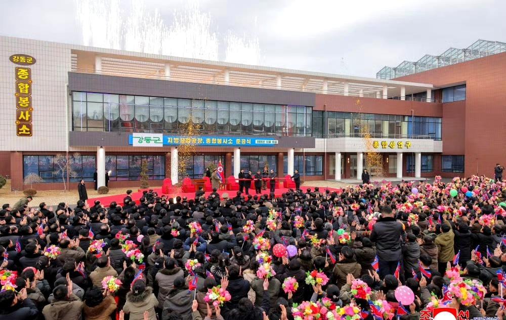 金正恩携爱妻李雪主和爱女金主爱视察新竣工的工业园区。​​​