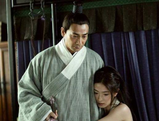 1561年，戚继光在外偷偷纳了小妾，并生了5个儿子，妻子王氏得知后，抄起一把长刀