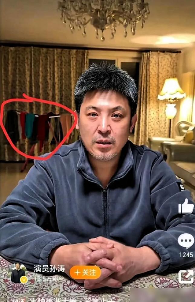 一个在春晚舞台站了数十年的硬汉，在直播间被泼哭了。孙涛反复自证清白，样子有些