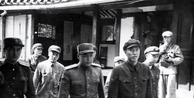 1962年秋，南京军区司令许世友上将进京开会，会后在餐厅用餐。突然，他看到1个消
