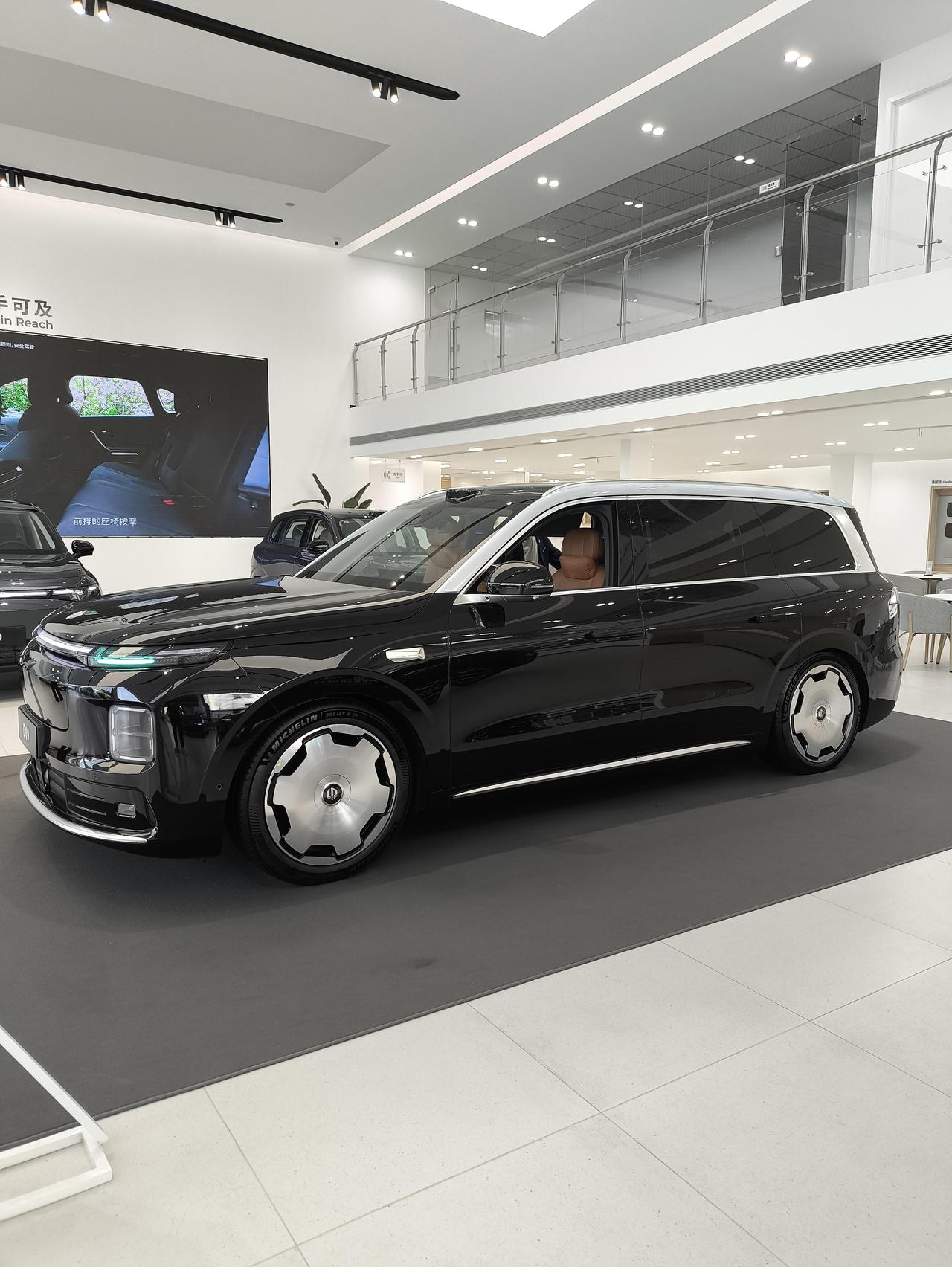 带老婆试驾两台大六座SUV：省心好开比参数重要多了家里两个孩子，双方父母经常轮