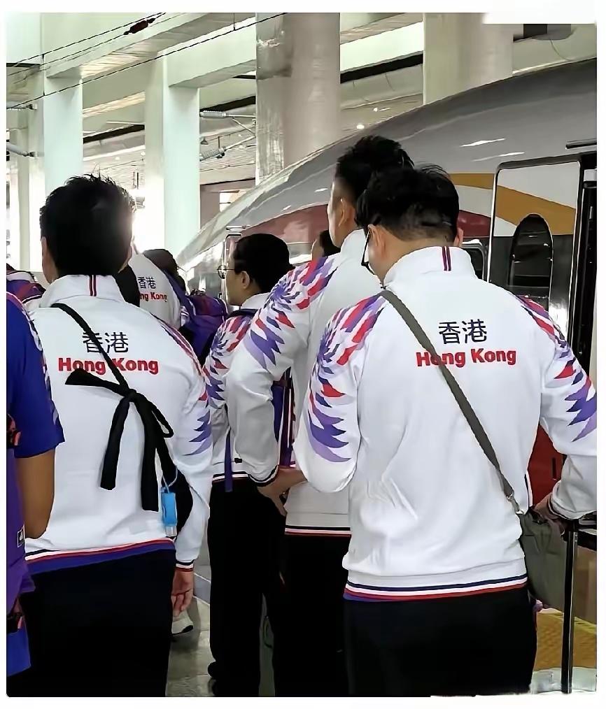 这次在香港举行的全运会，香港队员运动服上印的字终于不再加上“中国”前缀了。香港的