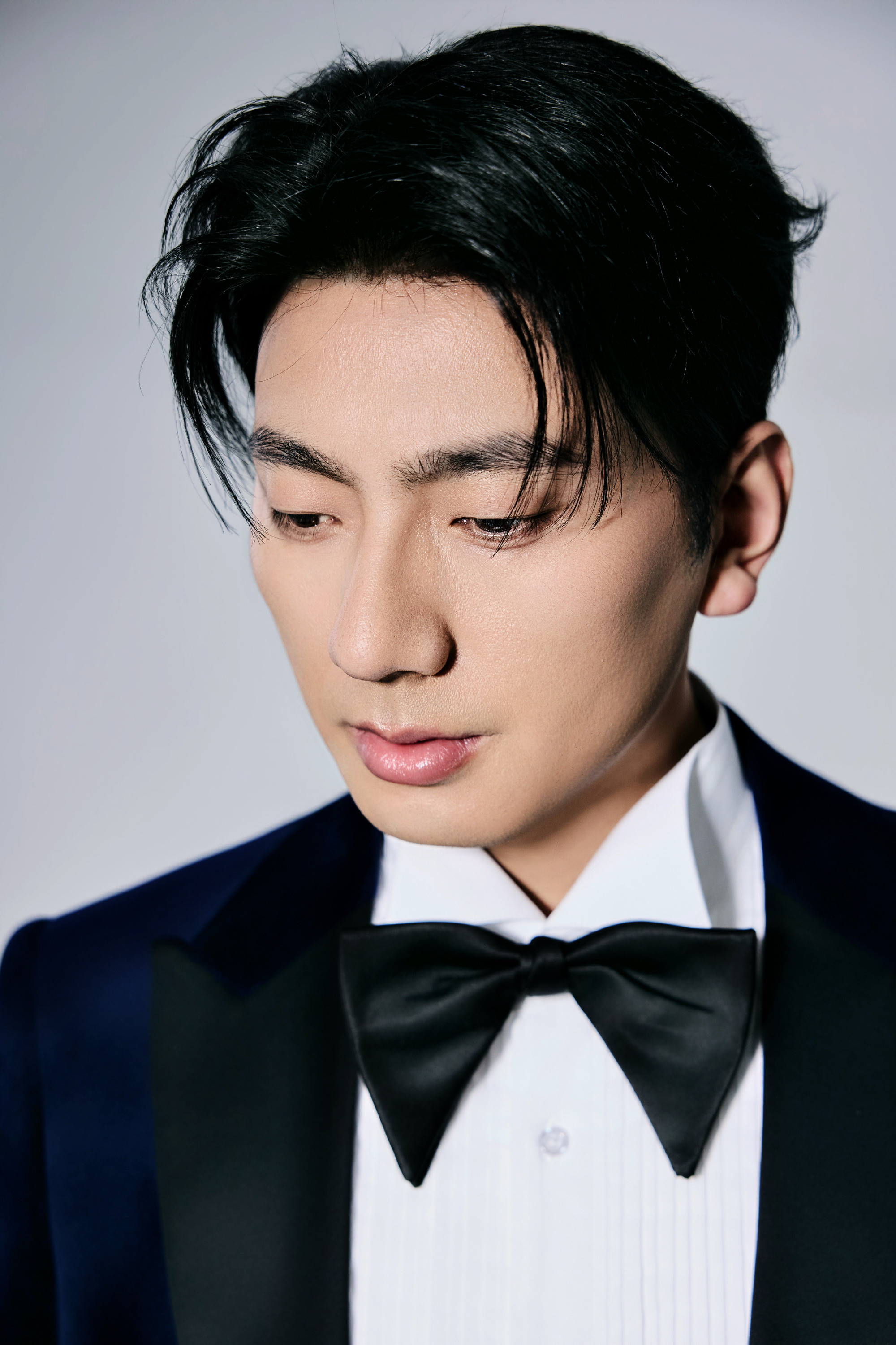 刘浩存海来阿木春晚合作刘浩存海来阿木春晚有合作舞台两个人一起表演歌曲《梦底》一个