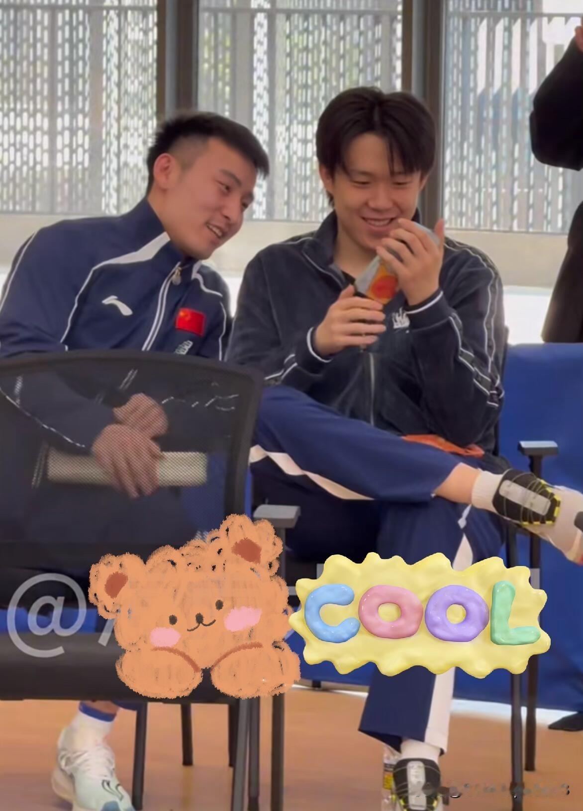 王楚钦的进校园活动，带着牛牛一起，两个人还和小时候一模一样。今天在海口参加了