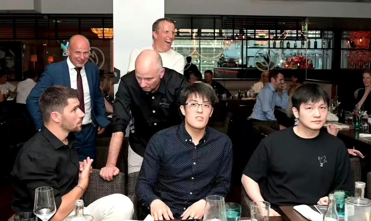 樊振东德国参加好友乒乓球名将波尔退役仪式内场曝光！樊振东坐在一众德国男国家队乒